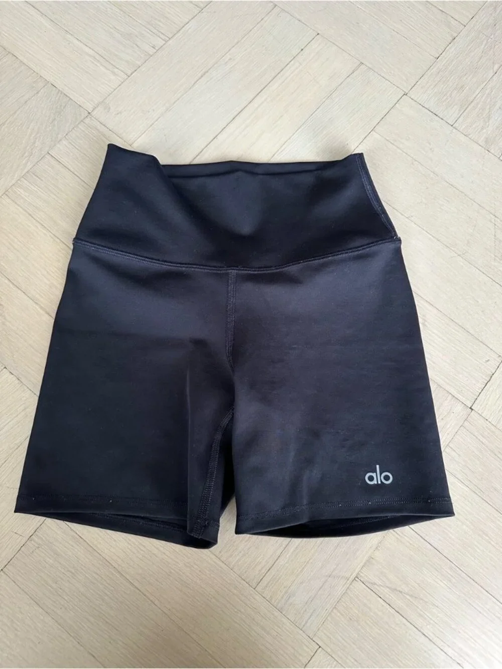 NWT Alo Yoga AIRLIFT ENERGY SHORT